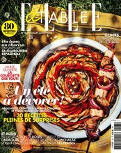 Elle à table